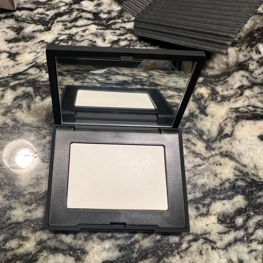 NARS Light Reflecting Setting Powder - Picture 2 of 3